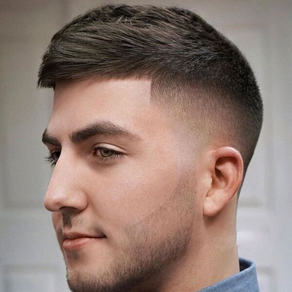 a close up look of a man's hairstyle